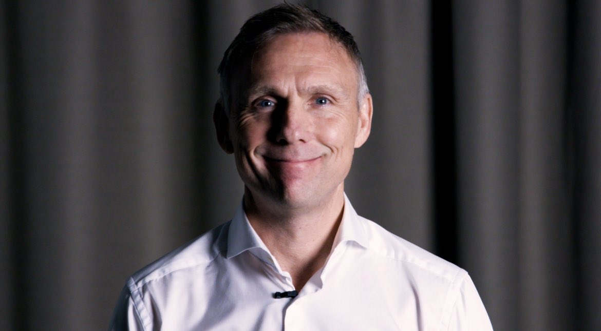 I vår serie Meet The Heads på <a href="/Rejlers/">Rejlers</a> Play har nu turen kommit till Niklas Siljeblad, divisionschef på Communication&amp;Security. Hör Niklas trendspana, berätta om divisionen och avslöja sitt gröna drömprojekt.
Länk:

youtu.be/SL1cqvsPzT0