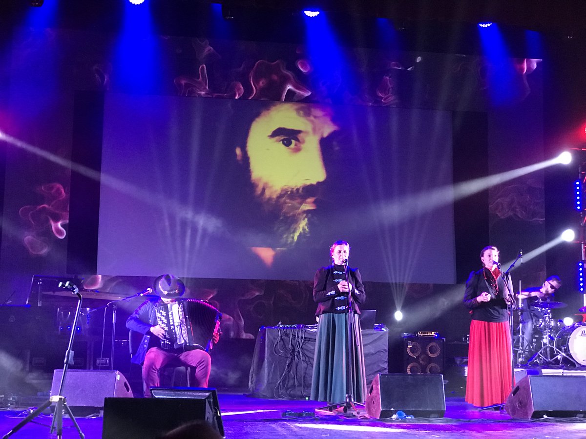 TimisoaraPinto's tweet photo. "La #worldmusic è una modernizzazione della musica tradizionale di un certo luogo, ho ascoltato Andrea Parodi per la prima volta in questa occasione e ho scoperto un grande #cantore, è un onore per me vincere questo Premio" #TiagoNacarato al #PremioParodi
#GrRai @Radio1Rai https://t.co/urgRgHJBGz