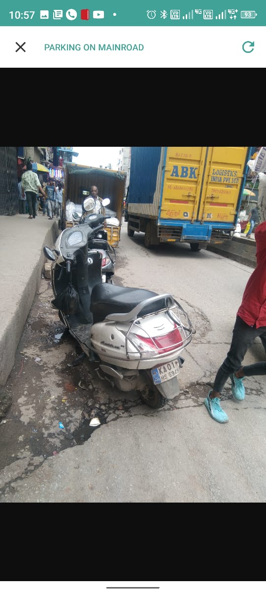 DiamondTraders3's tweet photo. I was riding towards City Market. On the way, the traffic cops stop me for checking of Fines. And when I stopped and was paying the fine. The other Cop has taken the picture of the vehicle and posted another case. PFA IMAGES OF PAYMENT &amp; the case. @blrcitytraffic @BlrCityPolice https://t.co/ltSITyNRDD