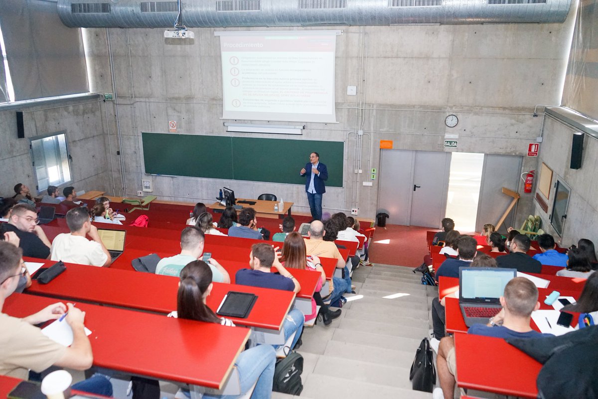 EconomicasUMU's tweet photo. Josep Maria Ramon Muñoz (Vicedecano de Trabajos Fin de Estudios) @TxemaRamon impartiendo el "Taller de Trabajo Fin de Grado" de @economicasumu, 
edición octubre. https://t.co/ldKiqlVTBC