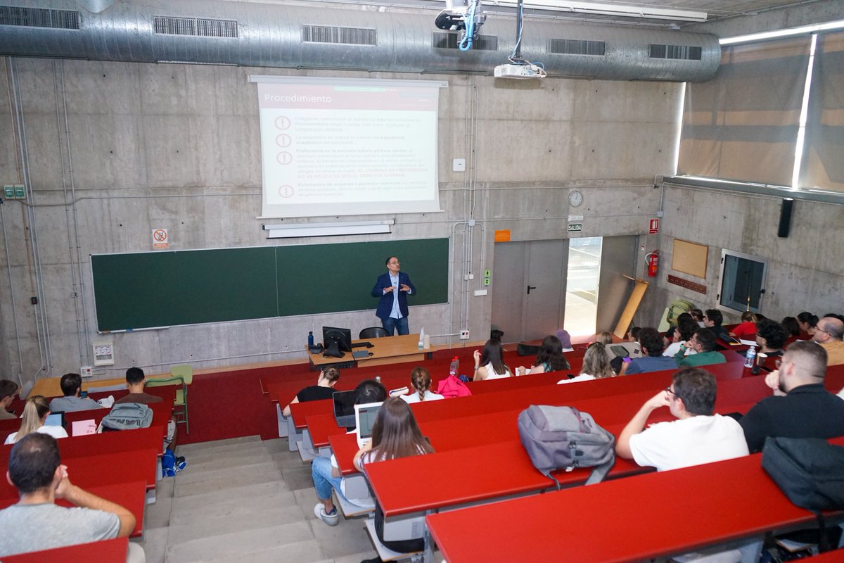 EconomicasUMU's tweet photo. Josep Maria Ramon Muñoz (Vicedecano de Trabajos Fin de Estudios) @TxemaRamon impartiendo el "Taller de Trabajo Fin de Grado" de @economicasumu, 
edición octubre. https://t.co/ldKiqlVTBC