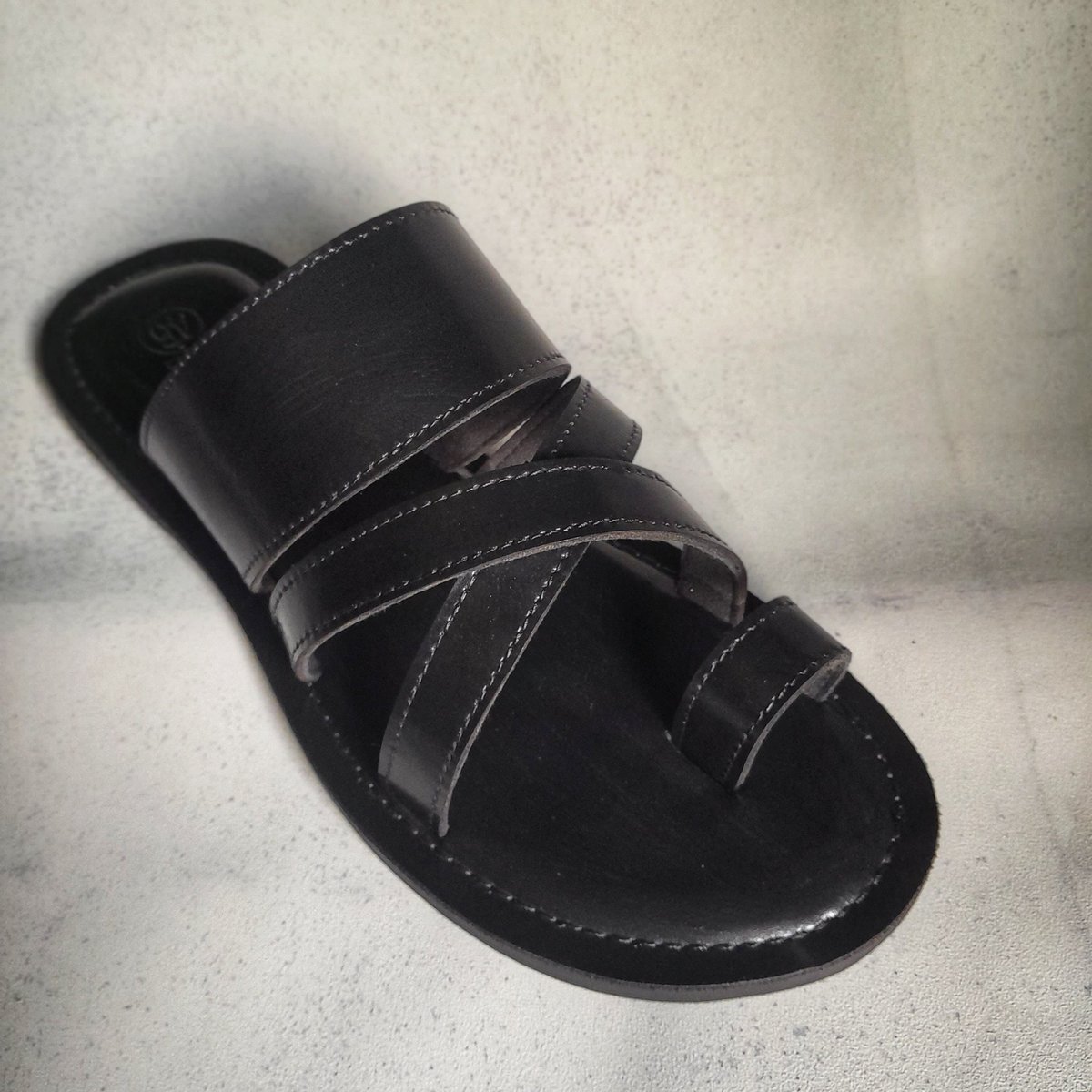 Paa_Steve's tweet photo. @Wizarab10 You could try out your beautiful native outfit with some sweet top quality, handmade leather slippers. Birkenstock goes with virtually everything https://t.co/vxWRSM2YyZ