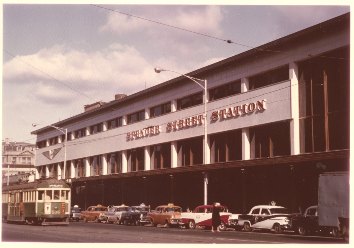 #Melbourne's Spencer St Station roofline was ruler straight in 1962, before it went all curvy decades later, while taxi colour schemes were funky.
On the other hand, W2 class #tram No 536 stuck with green and cream.
Image from our collection by Keith Kings.