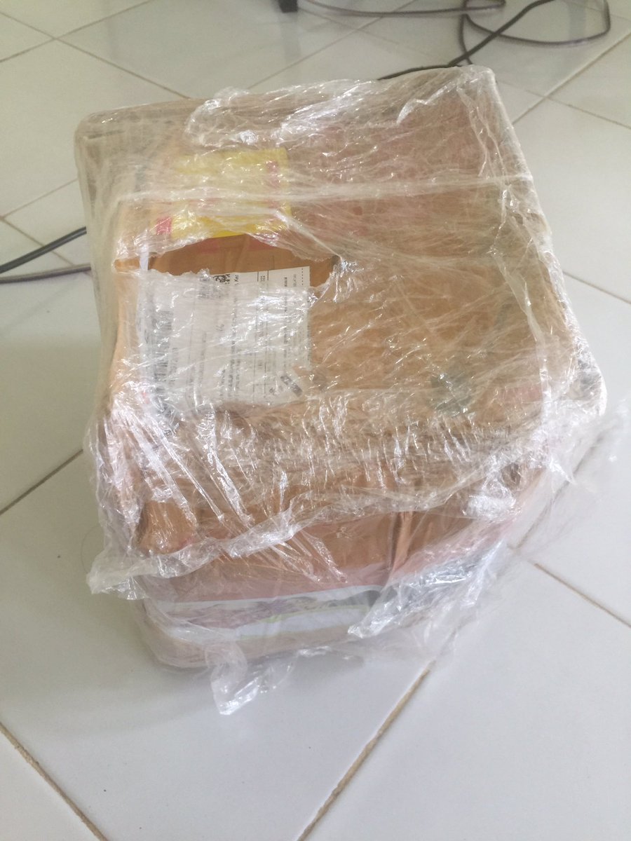 Hyukka4's tweet photo. Akhirnya pajoh mendarat juga di kalimantan hohoho, seperti slogan slogan kita sebelumnya, ga drama ga asyiikk dalam kirim mengirim barangg😂 @winterweijh makasih banyak kak ayu tericipi juga khas aceh yaa, mamas bilang kopinya 👍🏻, abon manisnya juga enak🤣 https://t.co/t6kghnCi6Z