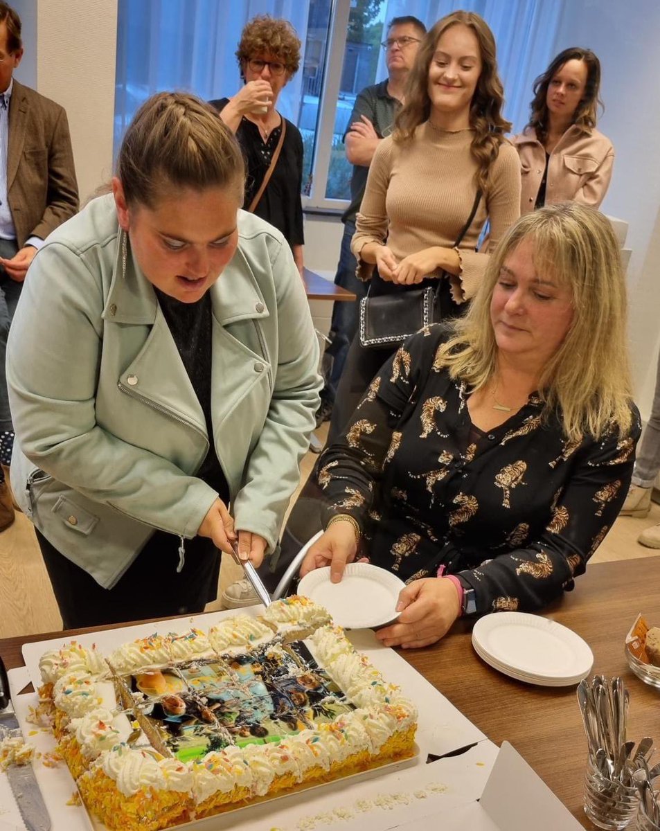 Trots op deze 7 studenten van de AvZ Leiden! Zij zijn in 2020 vol enthousiasme begonnen als pilot-klas voor de brancheopleiding Assistent Facilitair en nu allemaal met mooie resultaten geslaagd! Voor hen allen een prachtig diploma! Succes met al jullie mooie toekomstplannen!