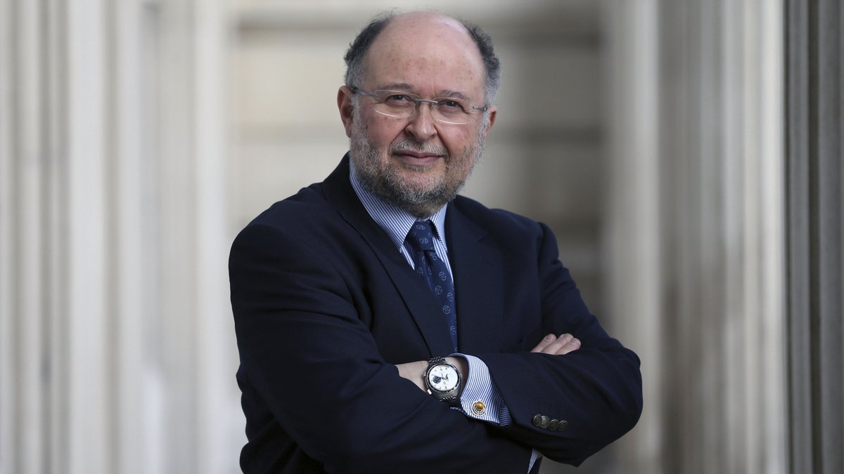 CUSocSci's tweet photo. Professor Mike Levi becomes the first to receive a lifetime scholarship award from three separate societies of criminology.

🗣 "I did not begin my work with the thought of ever winning any award. I feel fortunate to have received these accolades.”

📰 https://t.co/KIlu6DF6r3 https://t.co/SMAnIo5zJI
