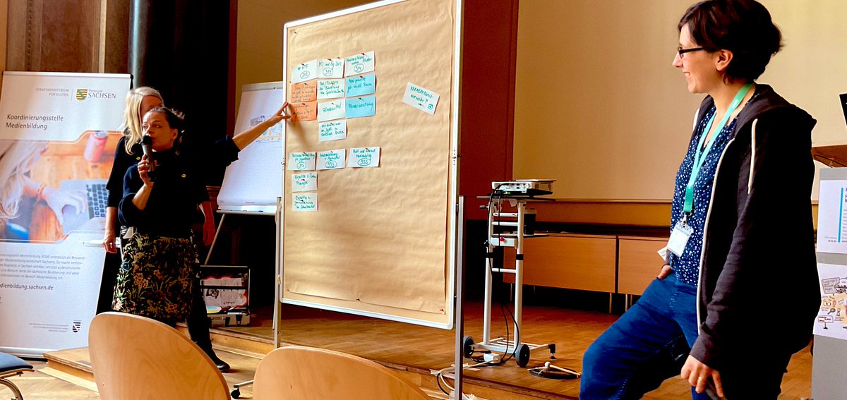 Zwischenstand aus den Sessions: Bedarfe für die Weiterarbeit werden gesammelt - Erreichung Jugendliche, Fördermittel, Toolberatung, Formatideen. Sehr konkret auf Fragen- und Ideenebene. Love it! #programmwerkstatt22 @ksmedienbildung @slpb_dd <a href="/vhsleipzig/">vhs Leipzig</a> <a href="/la_fool/">Kristin</a>