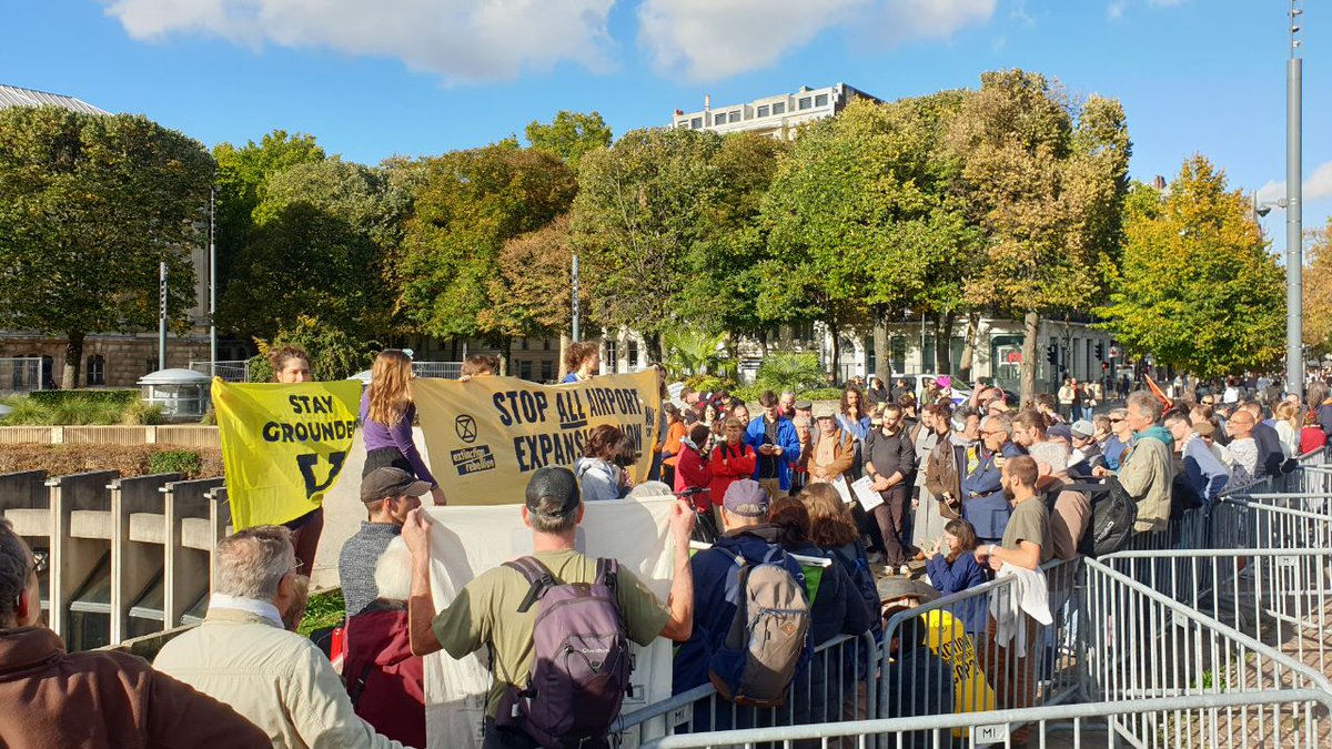 ExtinctionR's tweet photo. Action at the #AviAction Conference in Lille!
Delegates from many organisations met to discuss strategies to counter the aviation industry’s dangerous growth plans, because right now we're #FlyingToExtinction
@xrlille @restersurterre @anvcop21lille @StayGroundedNet https://t.co/fCg7bm9pAj