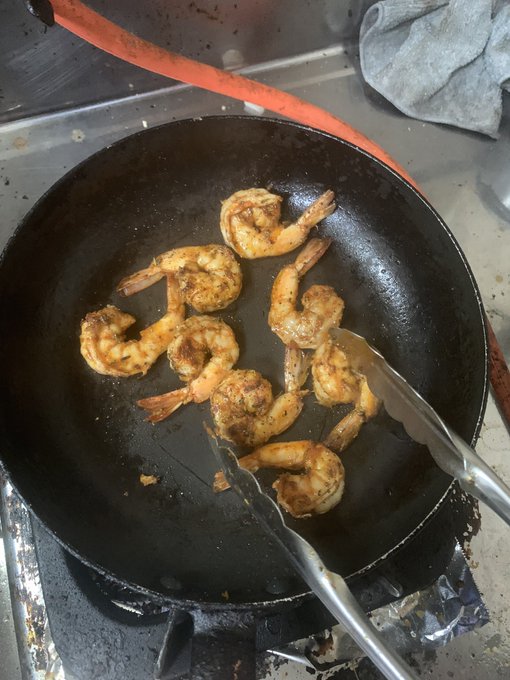 次にスパイスに漬け込んでおいたエビを焼くわよヾ(:3ノシヾ)ノシ
スパイスが焦げるので弱火で表面焼いたらあとは余熱で火を通すイメージ( 'Д` ) 