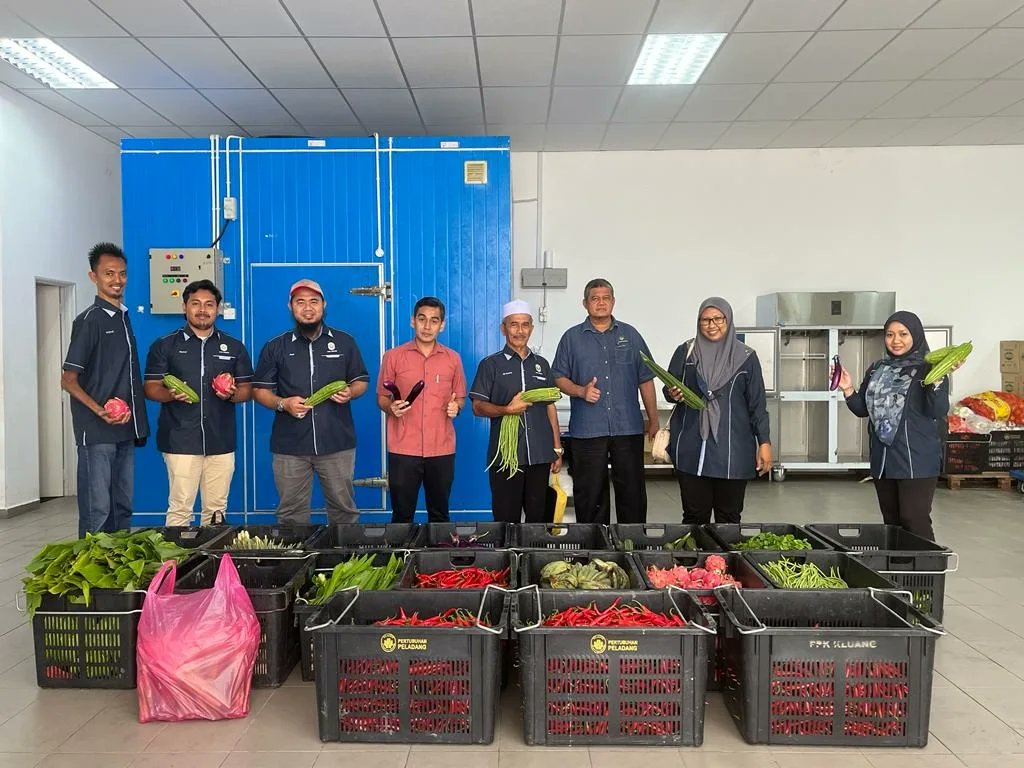 PPK_Kluang's tweet photo. 𝐋𝐀𝐖𝐀𝐓𝐀𝐍 𝐁𝐈𝐑𝐎 𝐏𝐄𝐌𝐀𝐒𝐀𝐑𝐀𝐍 𝐏𝐏𝐊 𝐏𝐀𝐆𝐎𝐇 𝐊𝐄 𝐏𝐄𝐋𝐀𝐃𝐀𝐍𝐆 𝐎𝐔𝐓𝐋𝐄𝐓

Kunjungan diketuai oleh Y.Brs Tn. Haji Zaid bin Ramli, Pengurus Besar PPK Pagoh bersama 3 org AJP &amp; 2 org Anggota Pengurusan. 

𝑷𝒆𝒓𝒌𝒐𝒏𝒈𝒔𝒊𝒂𝒏 𝑰𝒍𝒎𝒖 𝑷𝒆𝒎𝒂𝒔𝒂𝒓𝒂𝒏 ! https://t.co/Z8gElo52NS