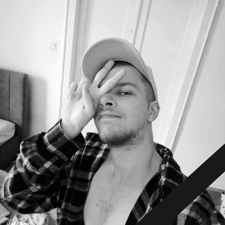 michalhvorecky's tweet photo. Matúš a Juraj, nikdy nezabudneme. Bratislava je chudobnejšia o dvoch slobodných a múdrych mladých mužov, gejov, ktorí mali životy pred sebou. Zostalo tu po vás hrozné prázdno. Stali ste sa obeťami brutálnej extrémistickej vraždy, aká sa už nikdy nesmie zopakovať. https://t.co/PCoWYy1D2x