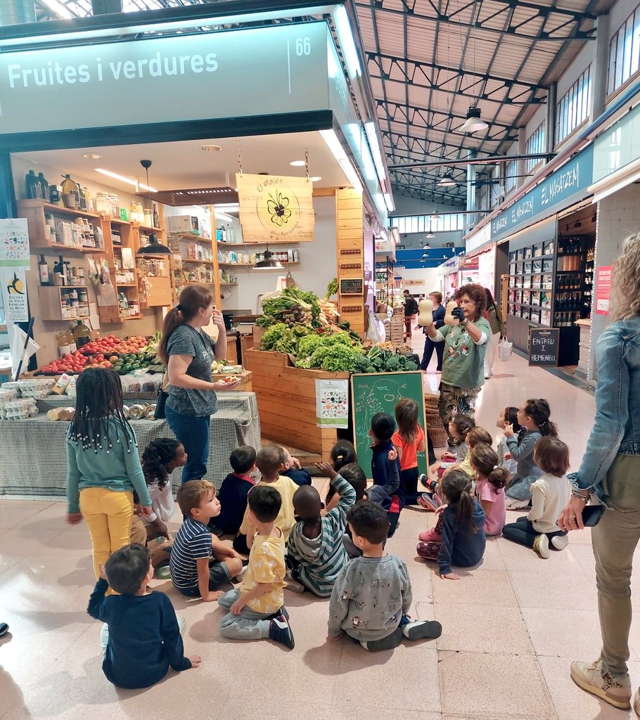 MercatsdeReus's tweet photo. Aquest dijous ens han visitat els veïns més eixerits del Mercat Central: els alumnes d'infantil de l'escola @EscPratdelariba 😊🍎🦐🥚🥩🥬🧀🫒
#reus #mercatsdereus #MercatCentral #reuseduca #Mercat #Mercats https://t.co/zWWod3q0jw