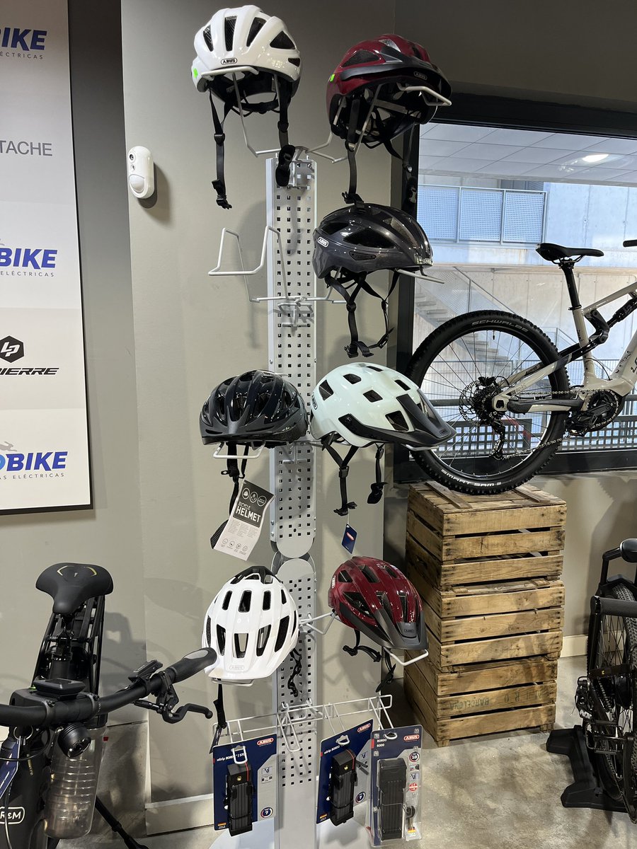 Ven y pruébate uno. Y luego otro, y otro. Y mírate al espejo. Y pregúntanos si tienes dudas. ¡El casco perfecto para ti te espera en Biobike!