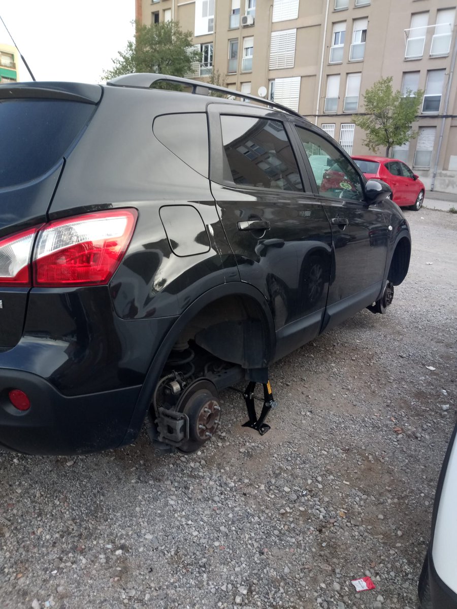 ❌ROBATORI al Sector Planetes ❌
 
Aquesta nit, al pàrquing PROVISIONAL autoritzat per l'<a href="/Aj_Sabadell/">Ajuntament Sabadell</a> ens han robat les quatre rodes del cotxe.
<a href="/PoliciaSabadell/">Policia Sabadell</a> i els <a href="/mossos/">Mossos</a> s'hi han personat.
Ajudeu-nos a fer difusió <a href="/ElCriticSBD/">El Crític de Sabadell</a> <a href="/RadioSabadell/">RàdioSabadell</a>
@Ànims i estigueu a la guait.