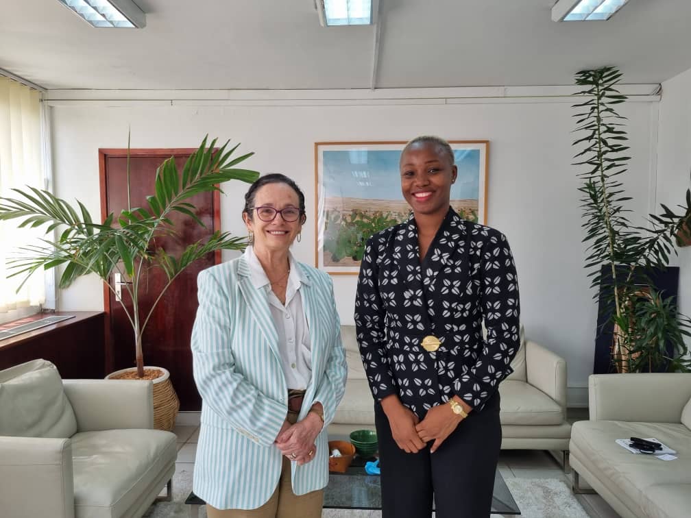 RonyYedidia's tweet photo. J'étais très heureuse de rencontrer l'incroyable @FognonMaimouna et de discuter des moyens de poursuivre la collaboration entre @IsraelinCI et #DynExcAfrica sur #STEMeducation pour les filles en Côte d'Ivoire. #TechGirlsforBetterWorld #watchthisspace https://t.co/lG0D90jFPg