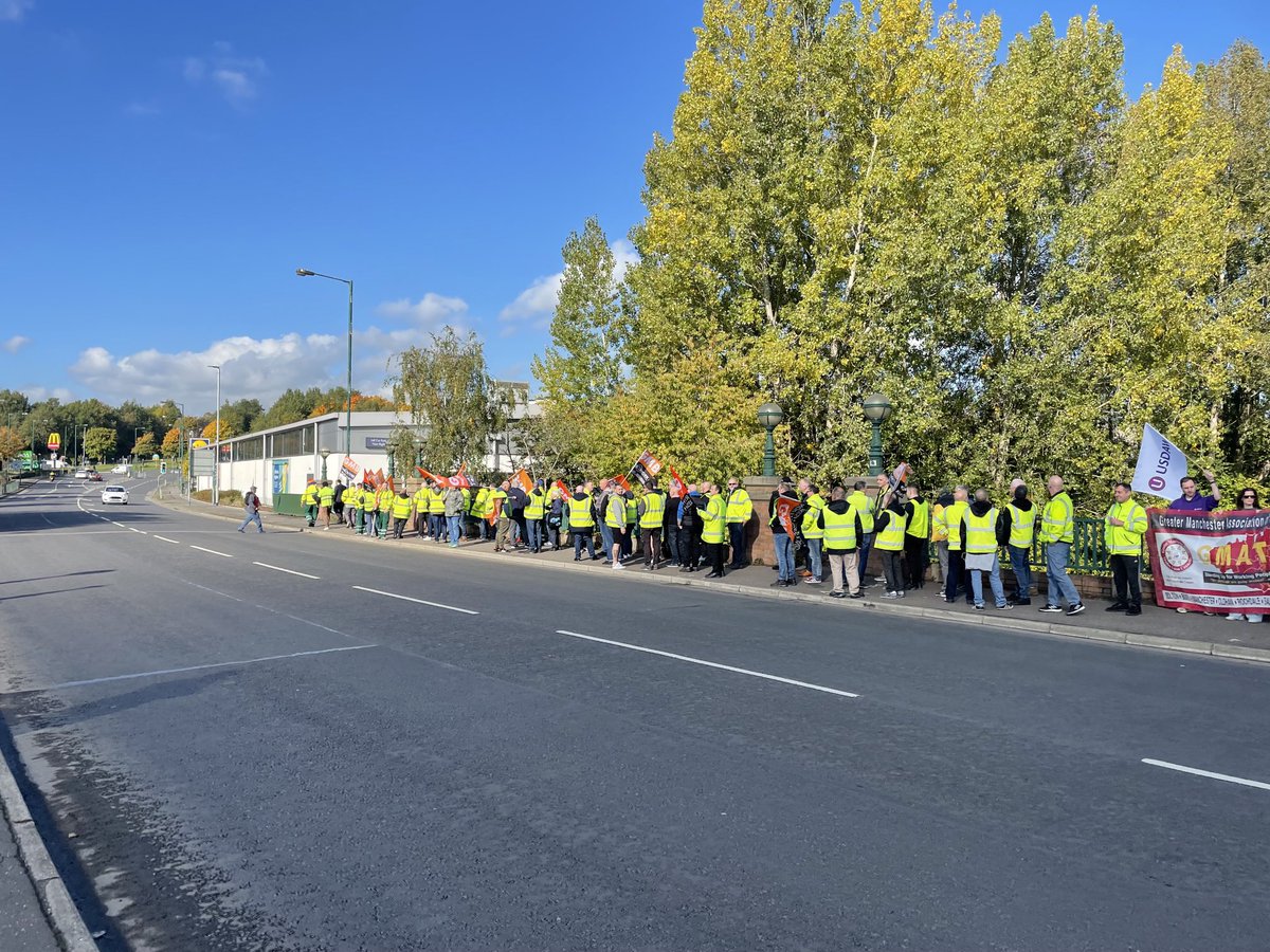 neilsmithgmb's tweet photo. Great turnout from ⁦@gmbnwi⁩ members on strike at Polyflor in Radcliffe ! Our door is open if needed ! ⁦@PaulMaccaGMB⁩ ⁦@claytongirl1⁩ https://t.co/kWup1GnzA6