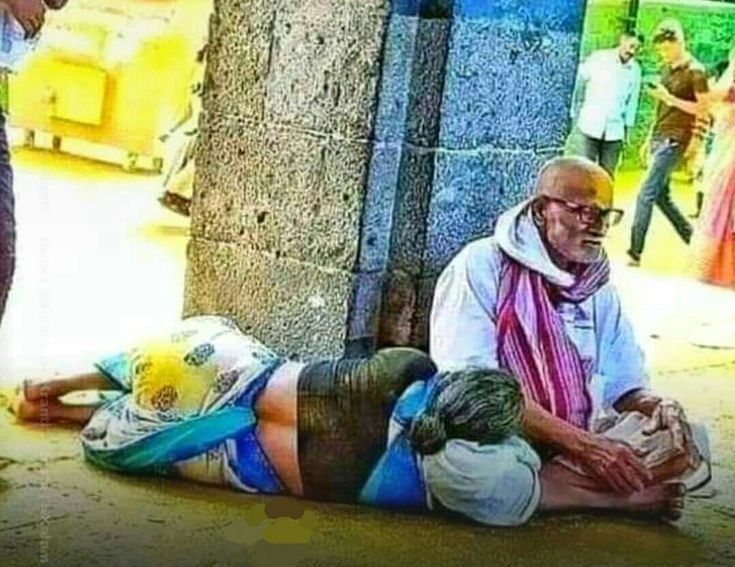 जहाँ से शुरू किया था सफ़र वहीं पहुँच गए_____
_______ बेटियों को दामाद ले गए और बेटों को बहू ले गई ______

अपने माता-पिता सास-ससुर का सम्मान करें _____

#Viral #trending #respect 🙏❤️‍🩹