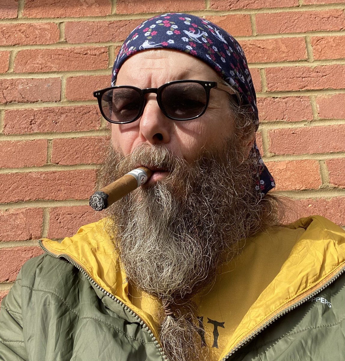 DiscoveryCigar's tweet photo. This week is racing away from me, but I’ve found time, and a little sun trap, to enjoy a coffee and a cigar.
A VegaFina Perla 4”x 40 https://t.co/12U7dWR88M