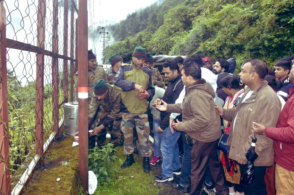 trishakticorps's tweet photo. #IndianArmyCares 

Troops of #StrikingLionDivision #TrishaktiCorps provided assistance to 550 tourists stranded in landslide due to heavy rainfall in #NorthSikkim. Tourists were provided with medical aid, food &amp; guided to safety in harsh weather conditions.

@adgpi 
@easterncomd https://t.co/urMkBzJ7s5