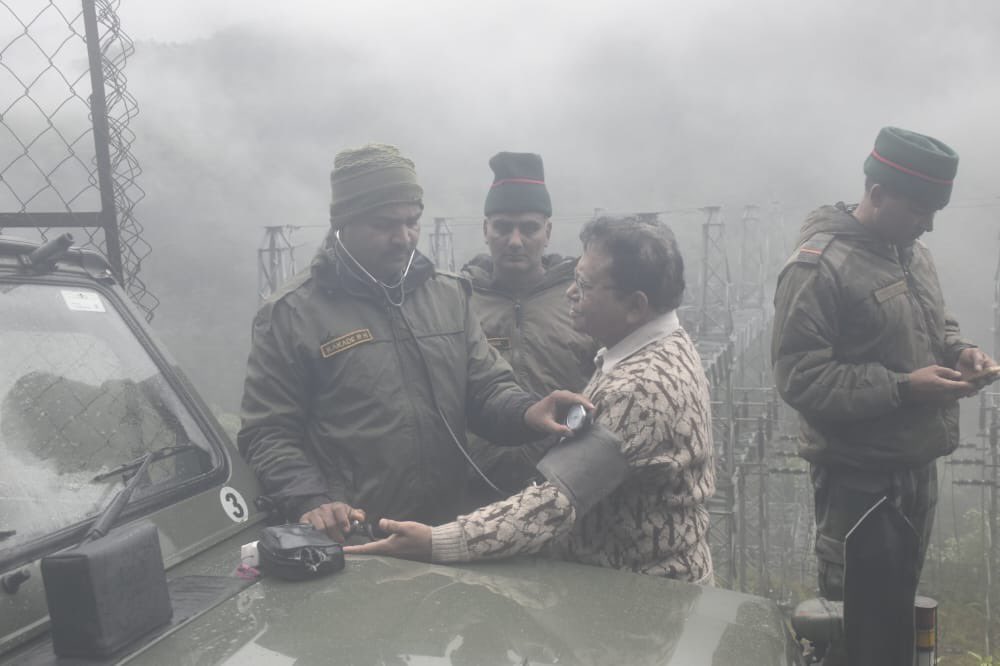 trishakticorps's tweet photo. #IndianArmyCares 

Troops of #StrikingLionDivision #TrishaktiCorps provided assistance to 550 tourists stranded in landslide due to heavy rainfall in #NorthSikkim. Tourists were provided with medical aid, food &amp; guided to safety in harsh weather conditions.

@adgpi 
@easterncomd https://t.co/urMkBzJ7s5