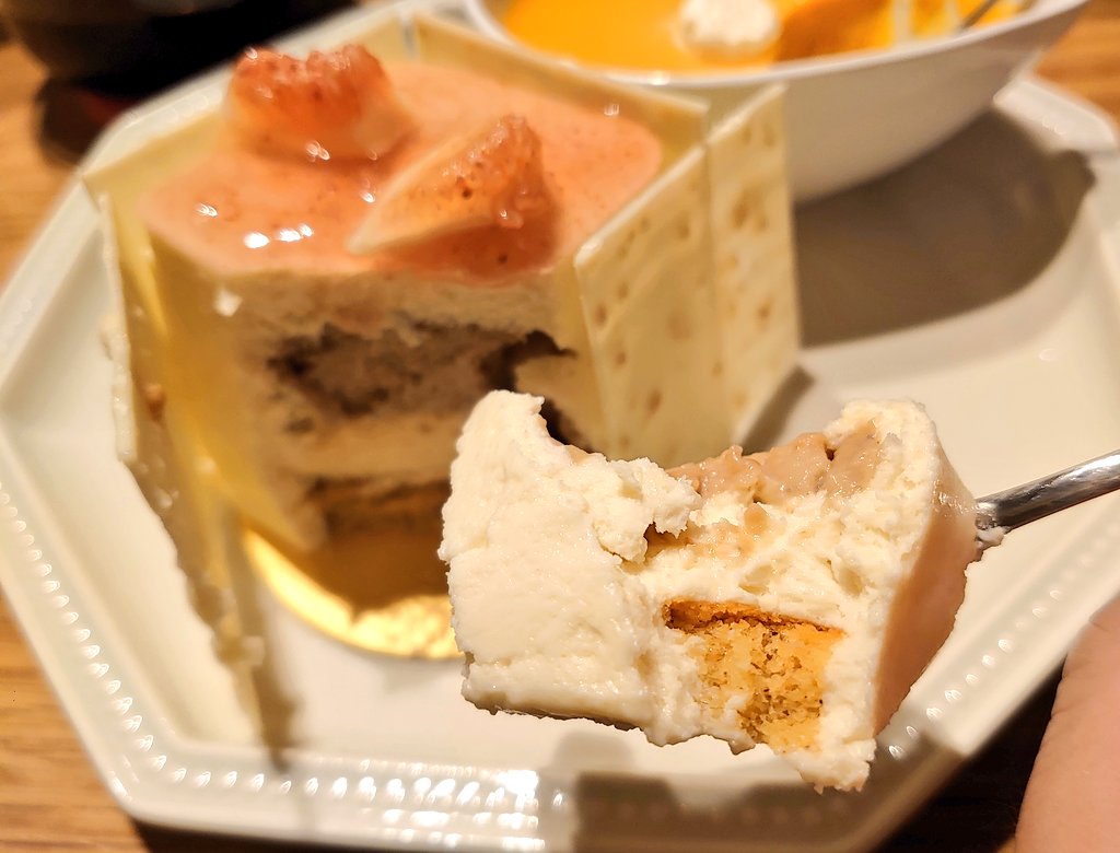 HIRO_JO3WGV's tweet photo. #figcake
#pumpkinpudding
#hawaiikonacoffee
#10thAnniversary
#WeddingAnniversary
#10thWeddingAnniversary
上本町の
「なかたに亭」のケーキと、
ハワイ・コナ100%の珈琲豆の
手挽きドリップコーヒーで、
錫婚式のささやかなお祝い🎂😊 https://t.co/UfIVy6Q0jE