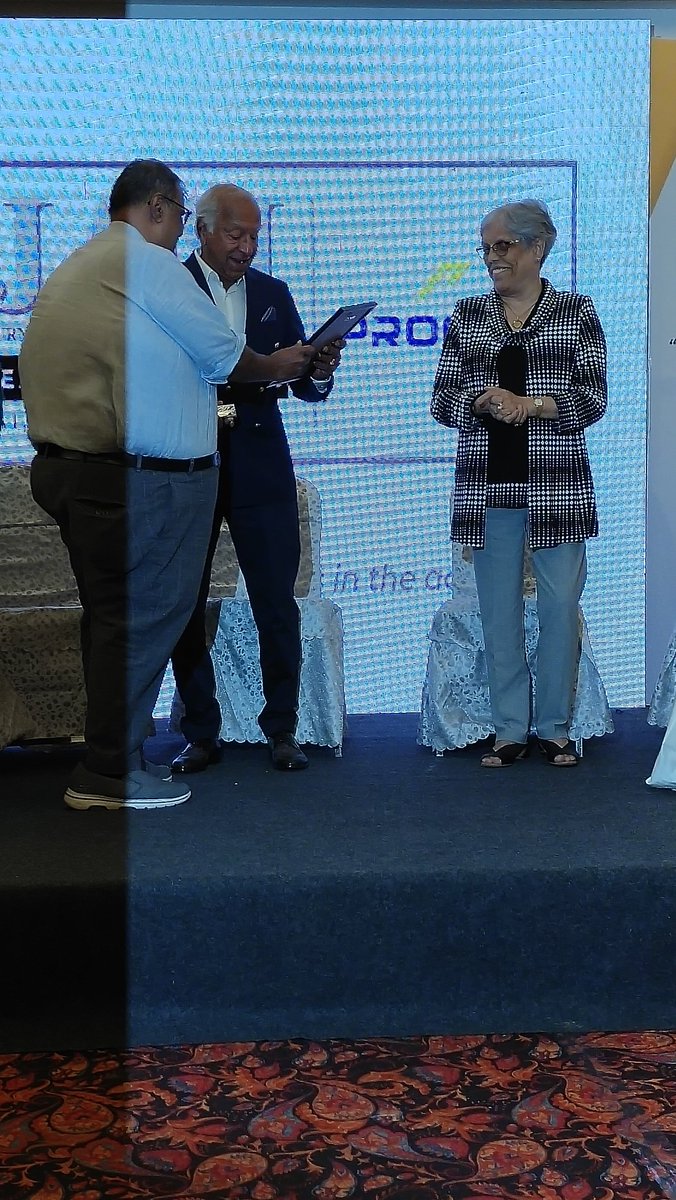 MediaSjam's tweet photo. Chief guest Khalid A-H Ansari receives a special momento from SJAM secretary Clayton Murzello at the SJAM Lifetime Achievement awards. https://t.co/JryBfTQXQB