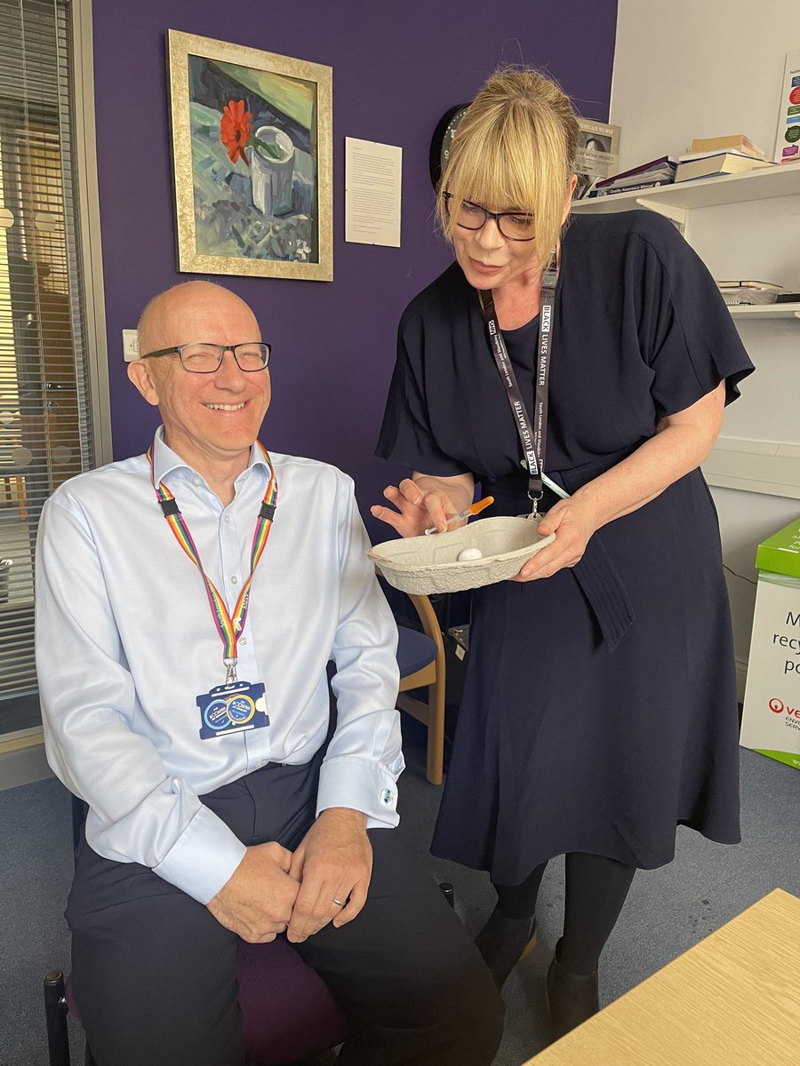 #LeadingByExample our @MaudsleyNHS CFO @Gus60s getting his #COVIDBooster + #FluVaccine to keep our patients and loved ones safe 🙏🏽🙏🏽 @homewithdebbyc @MaudsleyDoN @HelenKelsall3 @normanlamb @nathaliezach @J_Lowell @CEO_DavidB @HudsonLottie @Onisa_A @BKomieter @simon_sherring