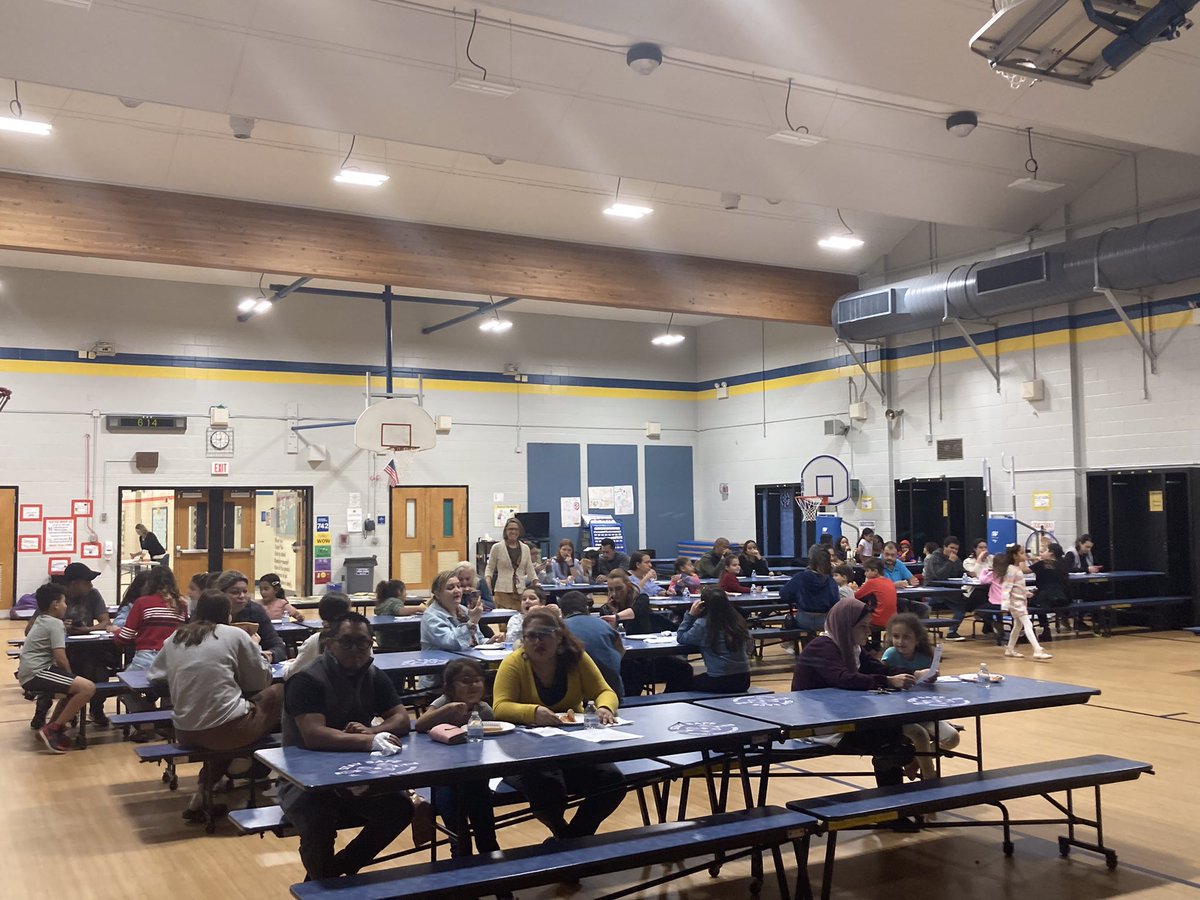 PrincipalMESEPS's tweet photo. Eatontown Public Schools’ bilingual family night. Wonderful spending time with our families and navigating our resources. @EatontownSuper @tmicciulla @memorialBrogna #DiversityandInclusion https://t.co/6mfUfkQbsN