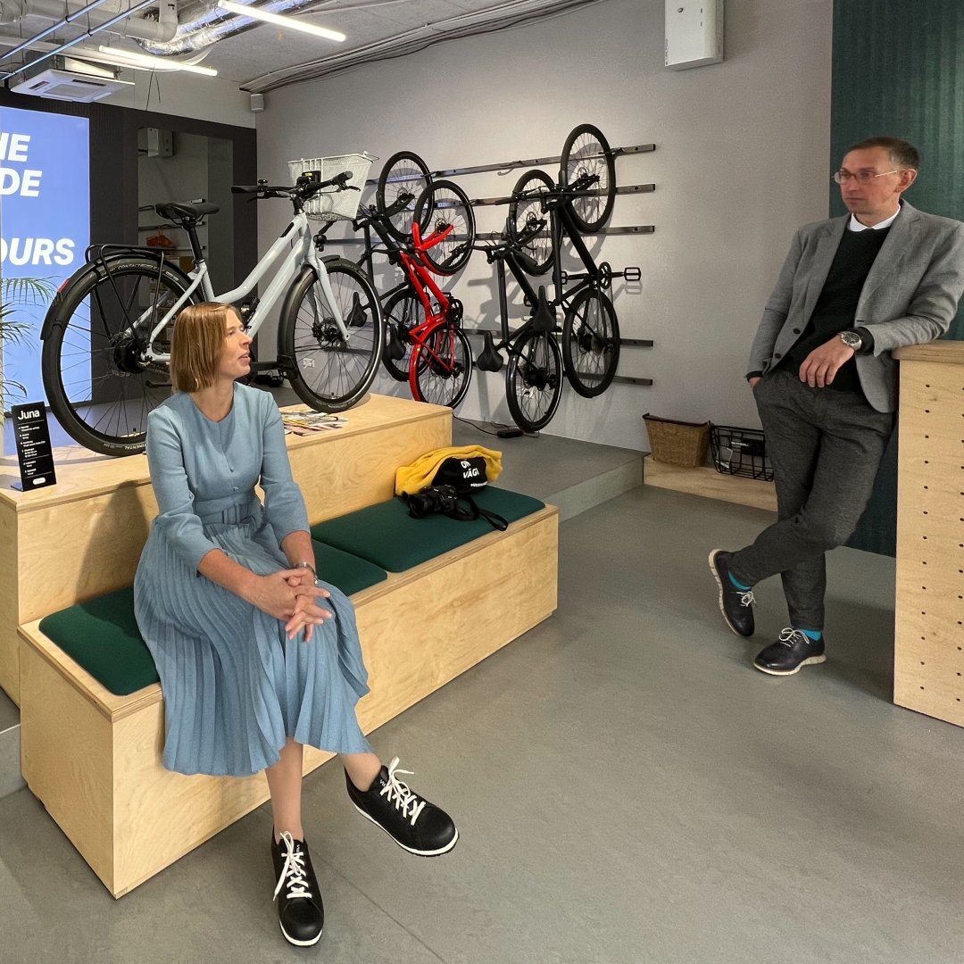 The former President of Estonia <a href="/KerstiKaljulaid/">Kersti Kaljulaid</a> and the Estonian Ambassador to The Netherlands <a href="/LKuusing/">Lauri Kuusing</a> stopped by our Amsterdam showroom and took our new generation bike models Axel and Juna for a spin. Thank you for the visit; it’s an honour!🤝