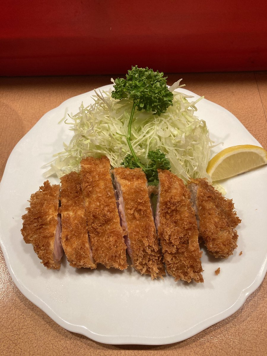 kindevu's tweet image. 【拡散希望】
キュリードシゲールさんが
１５日土曜日にとんかつ屋さんとして復活されます！
今日は試食にお誘いいただきご馳走になってきました！
お肉がめちゃくちゃ柔らかくて本当に美味しかった🤤豚汁も具沢山で最強
のぼりが可愛かった🐷
皆さん良ければ是非食べに行ってみてください😊