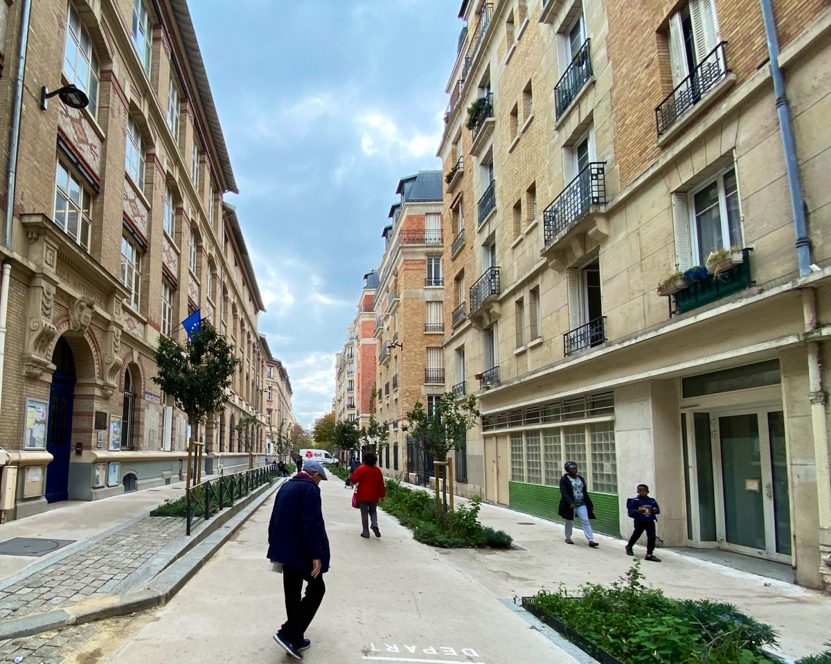 JSadikKhan's tweet photo. To see the future of cities, look to the streets of Paris,
City of bikes
School streets 
Green streets
People streets.
Mayor @Anne_Hidalgo &amp; Deputy Mayors @C_Najdovski and @David_Belliard are restoring the city by restoring people to their rightful plâce. https://t.co/KBQAC9UGyj