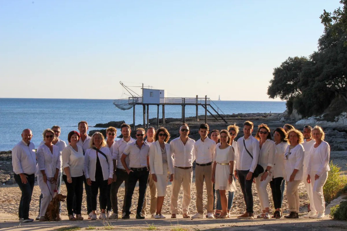 REMAX_immo's tweet photo. 🔴🔵Notre shooting d'équipe a eu lieu le 21 septembre, les derniers jours d'été sur la plage de Saint-Palais avec nos emblématiques carrelets. 
#immobilier #royan #remax https://t.co/6WPum6qoJn