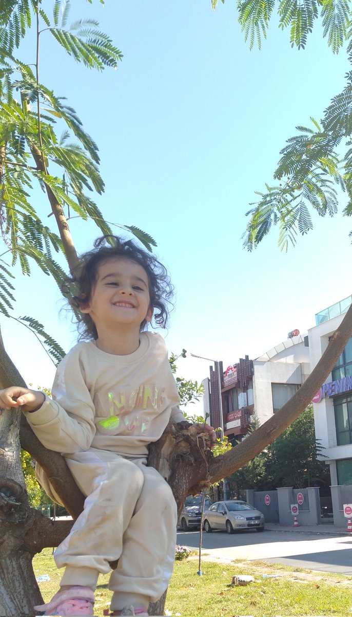 Sen ki, gözümde dünya gönlümde baharsın..😘💕