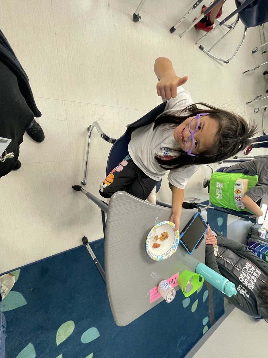 MsBeccaSLP's tweet photo. Functional Living: making a fall favorite-applesauce! Thumbs up all around. #ewpride @JenBiroMeikle @MissKossHCS  @KEiskamp https://t.co/FVjLnLGEva