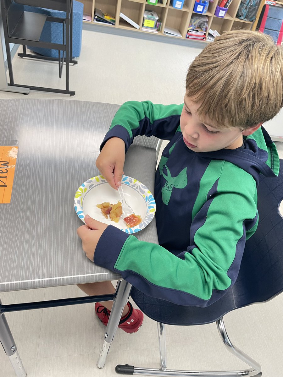 MsBeccaSLP's tweet photo. Functional Living: making a fall favorite-applesauce! Thumbs up all around. #ewpride @JenBiroMeikle @MissKossHCS  @KEiskamp https://t.co/FVjLnLGEva