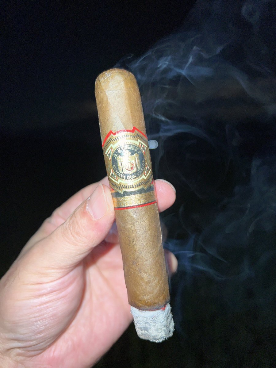 bozubozu1's tweet photo. 連日の22:00まで残業からの解放
Aruturo Fuente Gran Reserva Robusto
をブチきめる　
紫煙&amp;ラムコークで大優勝🏆
#cigar #rumcoke #aruturofuente #relaxtime #葉巻 #葉巻は救い https://t.co/7WLofcvEZD