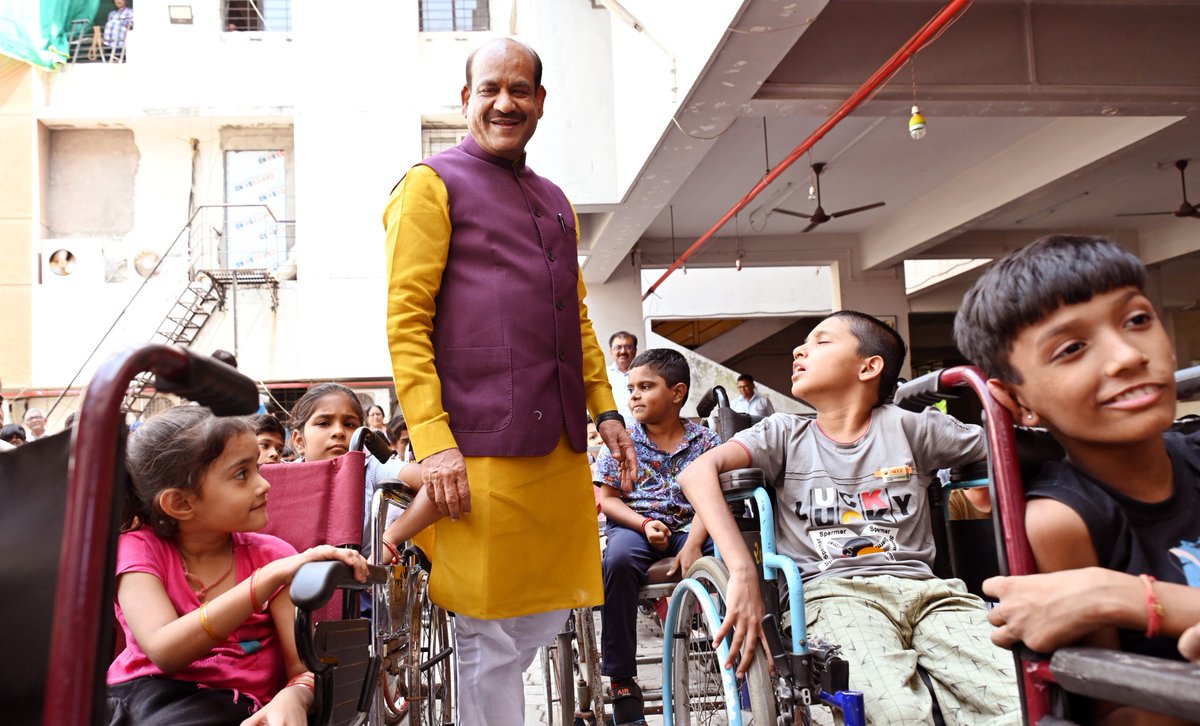 सूरत के दिव्यांग भवन में बच्चों के साथ बिताए यह क्षण मुझे सदा याद रहेंगे। उनकी मासूमियत, उनका भोलापन दिल में बस गया। शारीरिक चुनौतियां हैं, लेकिन उनका सामना करने का हौसला उससे भी बड़ा है। बच्चों खूब पढ़ो, आगे बढ़ो, उन्मुक्त गगन में बेफिक्र उड़ान भरो, हम हर पल तुम्हारे साथ हैं।