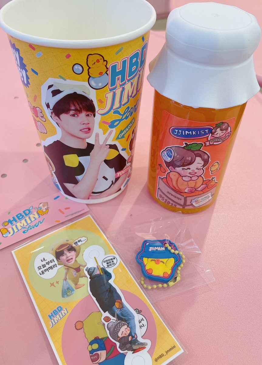 uweetie's tweet photo. @HBD_jmmini 사진부터 케이크까지 인상깊었던 공간 너무 귀엽고 웃음이 절로😆🥰
#박지민_이거_봐줘
#박지민_인생은_28살부터

#지민 #JIMIN @BTS_twt https://t.co/wZMRqeQYcr
