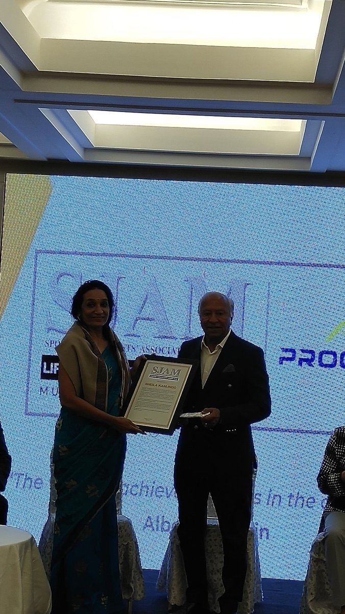 MediaSjam's tweet photo. Sheila Kanungo receives the SJAM Lifetime Achievement awards. 
#SJAM https://t.co/ho9TLydud4