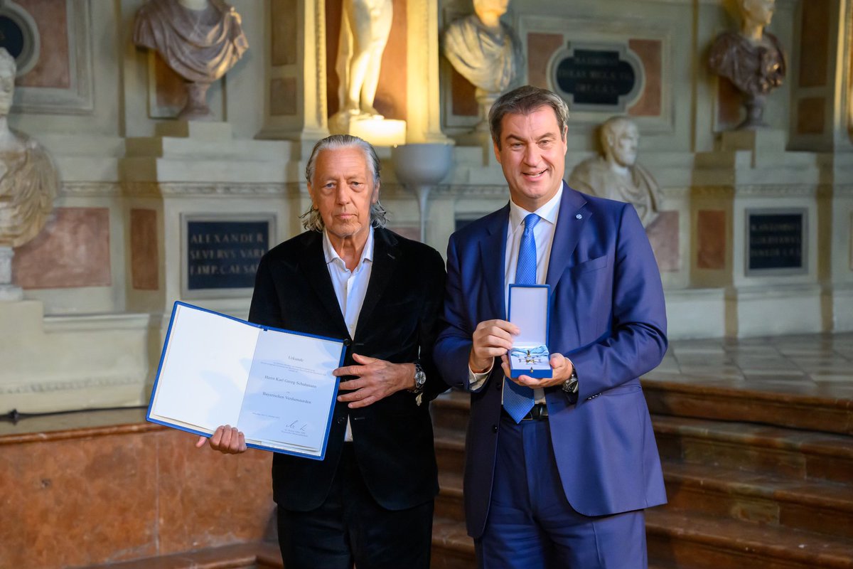 Markus_Soeder's tweet photo. Willkommen im exklusivsten Club Bayerns: Der Bayerische #Verdienstorden heute unter anderem für Anne #Haug, Christian #Tramitz, Charles #Schumann und Fredl #Fesl. Sie alle sind Vorbilder, Leistungsträger und Mutmacher. https://t.co/Q5t1kS0eq5