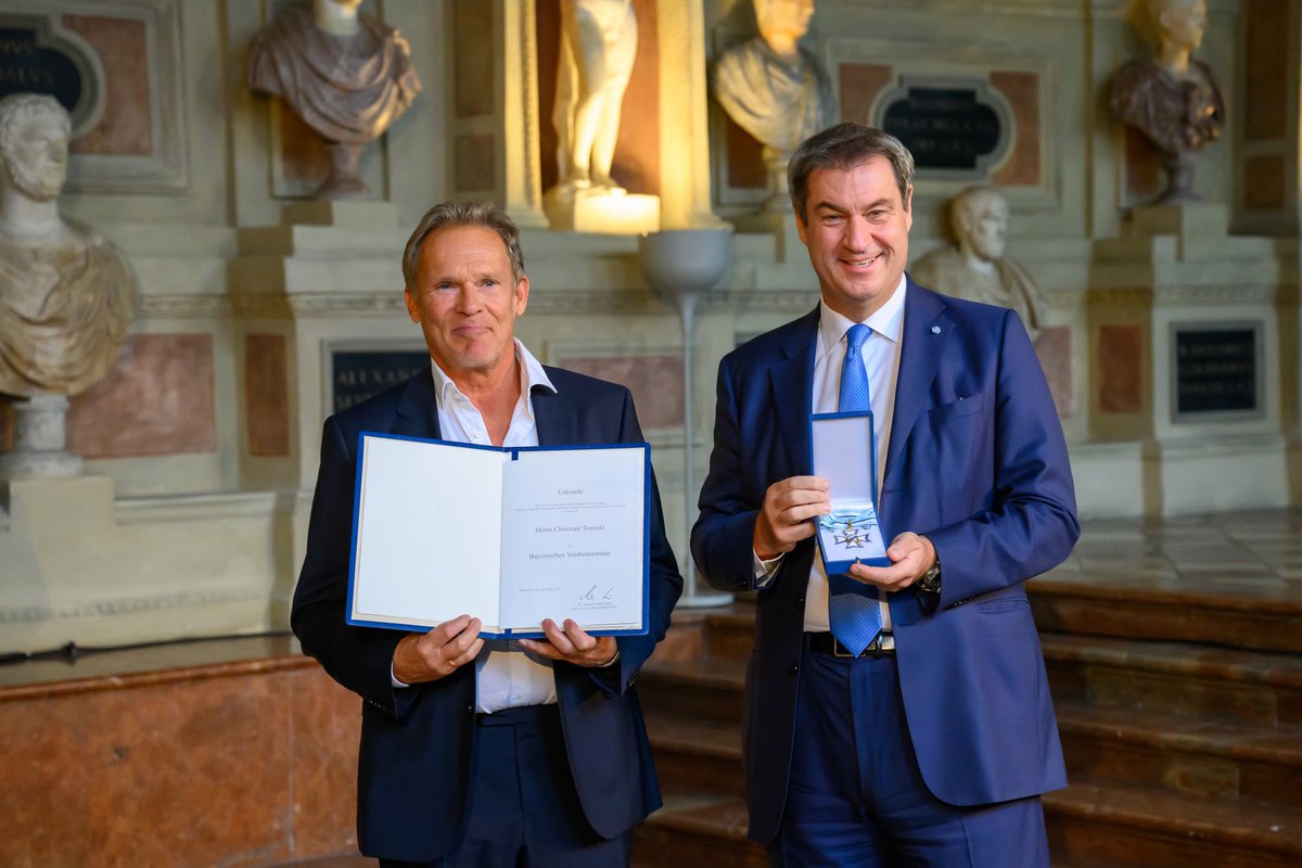 Markus_Soeder's tweet photo. Willkommen im exklusivsten Club Bayerns: Der Bayerische #Verdienstorden heute unter anderem für Anne #Haug, Christian #Tramitz, Charles #Schumann und Fredl #Fesl. Sie alle sind Vorbilder, Leistungsträger und Mutmacher. https://t.co/Q5t1kS0eq5