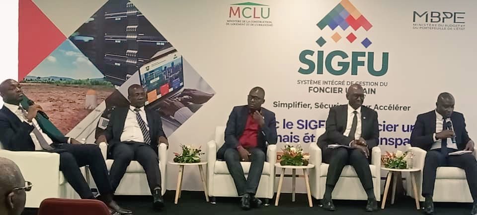mulcv_gouv's tweet photo. Cérémonie de lancement de la phase pilote du titrement massif des parcelles foncières urbaines. 𝐏𝐚𝐧𝐞𝐥 𝟏
𝐓𝐡è𝐦𝐞 : Approbation des lotissements orientée autour de la 
réforme du titrement massif des parcelles. 
Le direct ▶️  https://t.co/Ndj9TUtTVk https://t.co/aVtYnh7vO6
