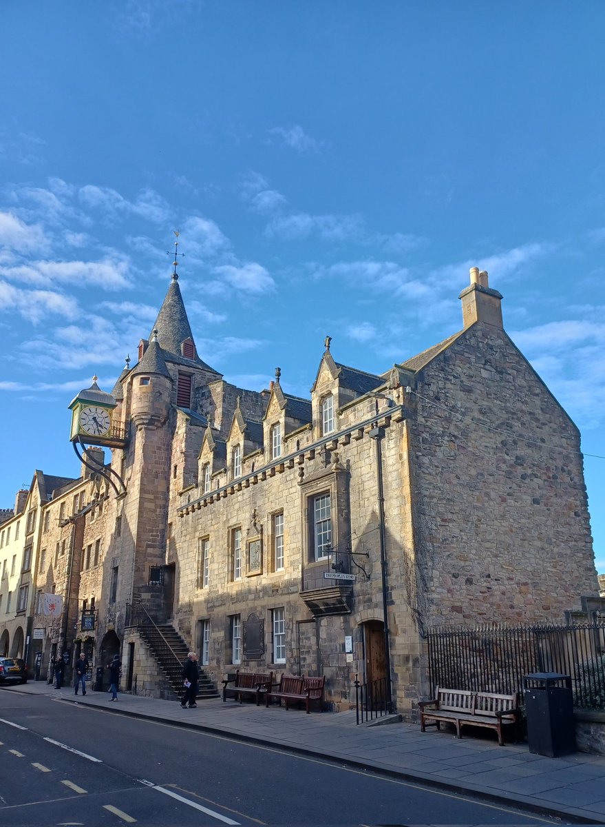 I was passing just now and had to stop for a photo! Sometimes I need to pinch myself to remind myself this is the City I call home... #LoveScotland #ScotlandisCalling <a href="/VisitScotland/">VisitScotland</a>