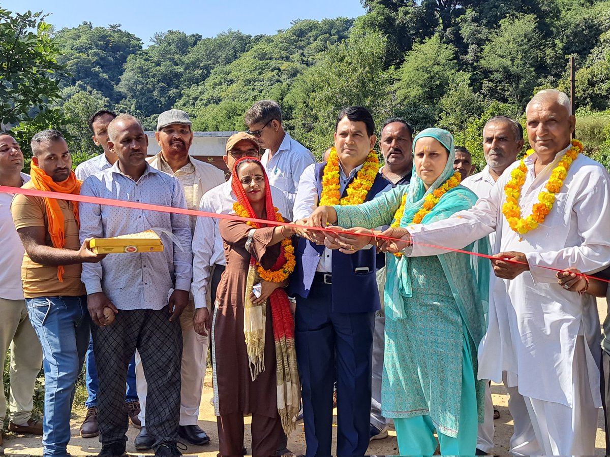 Ak63312379's tweet photo. Today BJP leader DDC PT.Suresh Sharma inaugurated the work of laying Blacktopping at a cost of 14 lakhs on the road of "Maira to Mund Bridge" connecting Block Maira Mandreya to Block Mathwar of Nagrota assembly @BJP4JnK @ImRavinderRaina @AshokKoul59 @tarunchughbjp @ashishsood_bjp https://t.co/MTUJgHHuuQ
