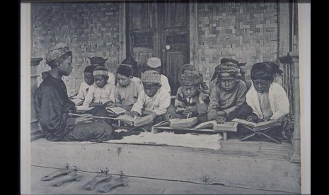 Simbok_Dharmi's tweet photo. Kita yang (muslim/ah) adalah orang Indonesia yang beragama Islam..
BUKAN orang Islam yang ada di Indonesia 🇮🇩✊.
#IslamNUsantara
#HariSantri
Adab, adat, tradisi serta Seni Budaya NUsantara 🇮🇩.
#Udeng 
#Blangkon 
#Klompen 
#Surjan 
#Kopyah 
#Songkok 
Indonesia Raya 🇮🇩. https://t.co/L1LlW3mmXm