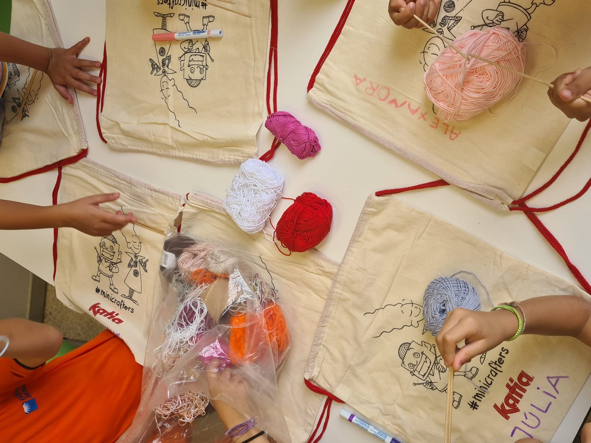 JesuitesEdu's tweet photo. 🧶 🪡 Està demostrat que #teixir és una activitat beneficiosa per exercir la creativitat i la capacitat de concentració. A #JESarrià fan l'activitat paraescolar de manualitats tèxtils en el qual es treballa amb materials tèxtils aplicant tècniques com el punt, ganxet i costura. https://t.co/VeE02TFNYE
