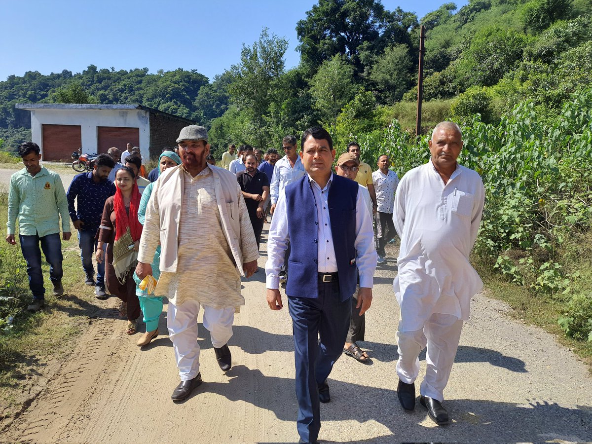 Ak63312379's tweet photo. Today BJP leader DDC PT.Suresh Sharma inaugurated the work of laying Blacktopping at a cost of 14 lakhs on the road of "Maira to Mund Bridge" connecting Block Maira Mandreya to Block Mathwar of Nagrota assembly @BJP4JnK @ImRavinderRaina @AshokKoul59 @tarunchughbjp @ashishsood_bjp https://t.co/MTUJgHHuuQ