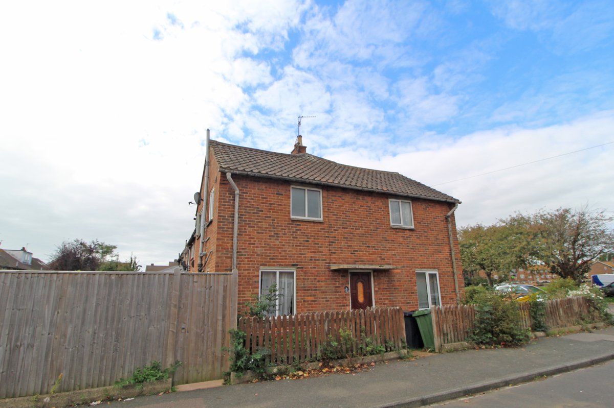 SurridgesEstate's tweet photo. NEW INSTRUCTION
A good sized three bedroom end of terrace house with great potential for cosmetic improvement. Available Chain Free. 
Guide Price £250,000 to £265,000 | Langney, #eastbourne
See more: https://t.co/fLRkzcQwDD
#property #estateagent #estateagency https://t.co/7mn9ztmII2