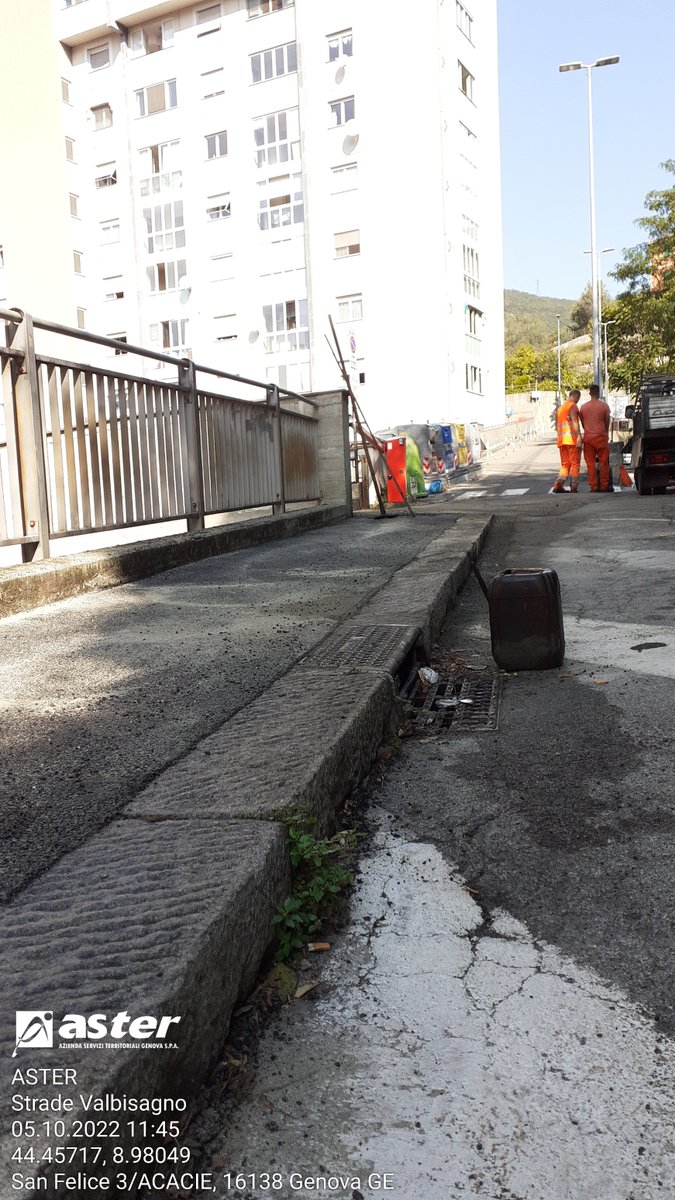 astergenova's tweet photo. Tecnici in erba crescono. Ecco il lavoro di ripristino del piccolo tratto di marciapiede in via San Felice, eseguito dalla squadra giovani della Valbisagno.

#aster #astergenova #asterinforma #lavoriamopergenova https://t.co/QPjE3gH964