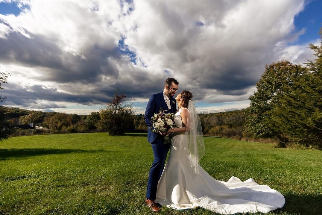 FeastCaterers's tweet photo. Autumn was showing off it's colors for Ashley and John's wedding! 🍂 October is such a beautiful time of year. Happy 1st anniversary, Ashley and John! ❤️⁠
⁠
Photos by Rob Allen Photog and George Street Photo #tbt #fallweddings #weddingvenue #hudsonvalley https://t.co/LzmxI5fzHn